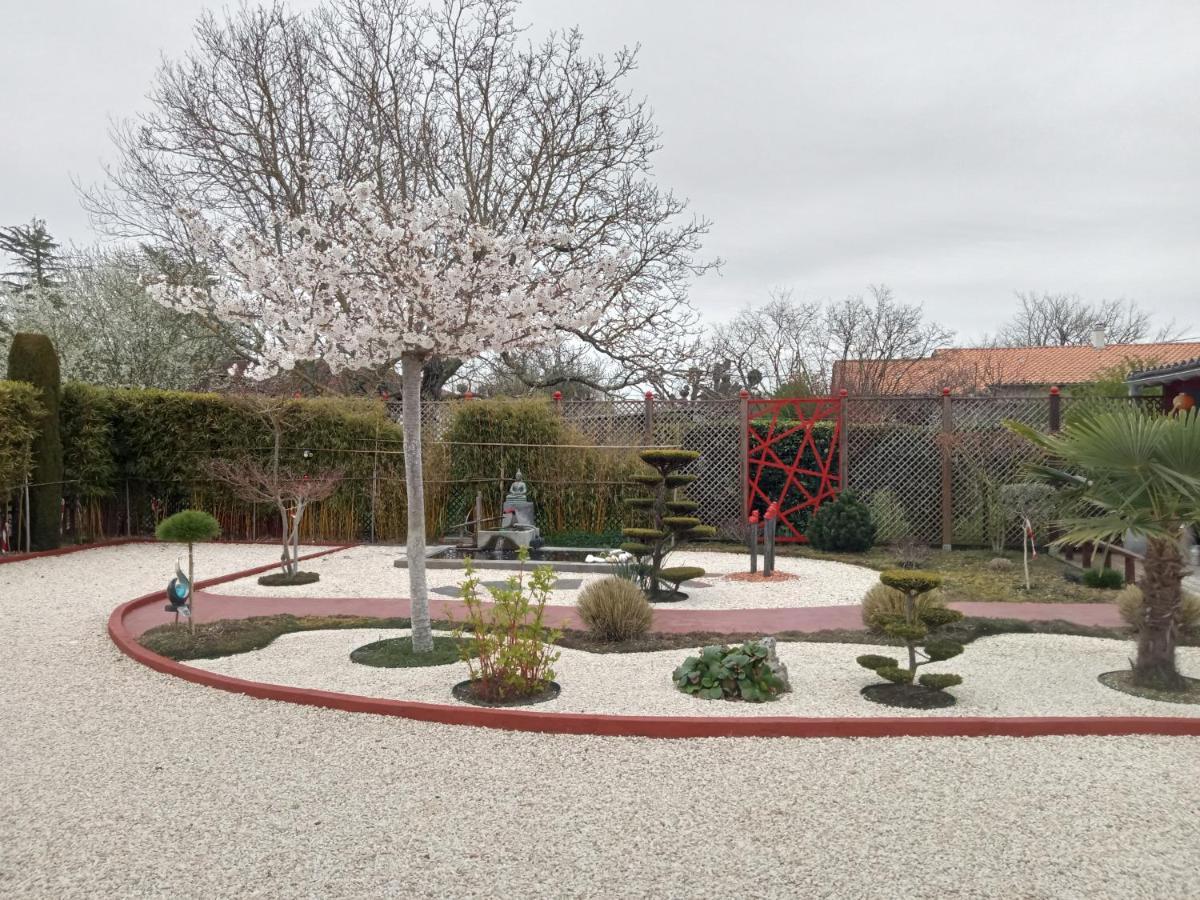 une pause quelque part au jardin des érables et des niwakis Saint-Medard-de-Guizieres Esterno foto