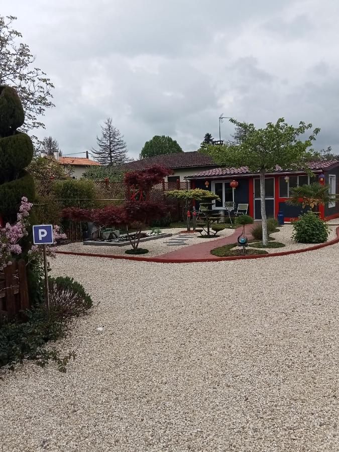 une pause quelque part au jardin des érables et des niwakis Saint-Medard-de-Guizieres Esterno foto