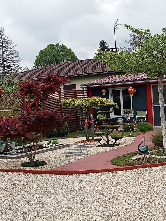une pause quelque part au jardin des érables et des niwakis Saint-Medard-de-Guizieres Esterno foto