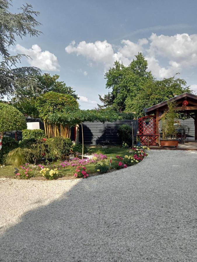 une pause quelque part au jardin des érables et des niwakis Saint-Medard-de-Guizieres Esterno foto
