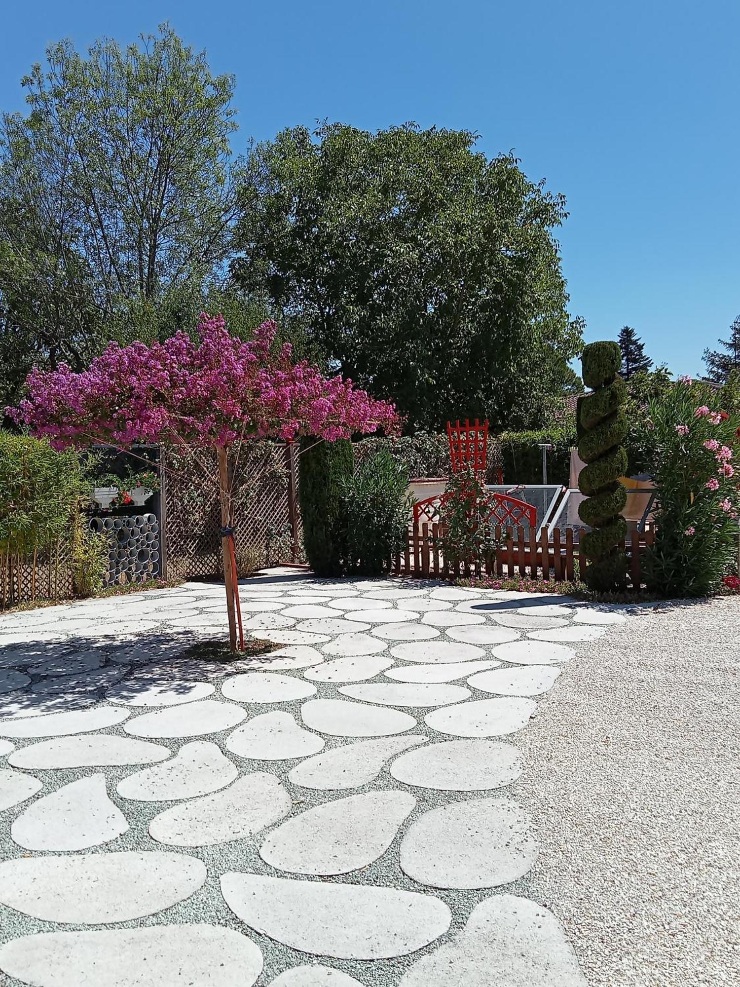 une pause quelque part au jardin des érables et des niwakis Saint-Medard-de-Guizieres Esterno foto