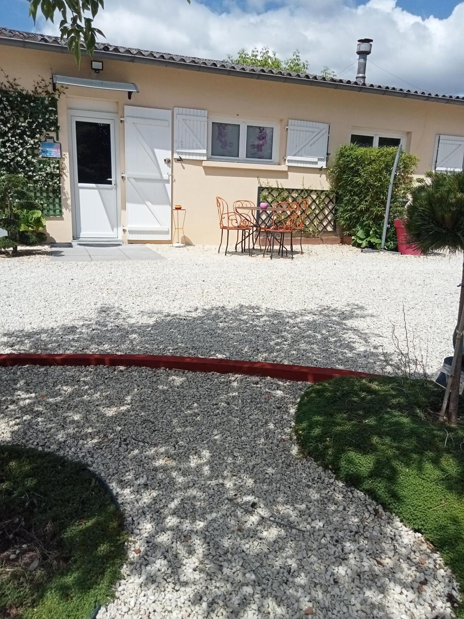 une pause quelque part au jardin des érables et des niwakis Saint-Medard-de-Guizieres Esterno foto
