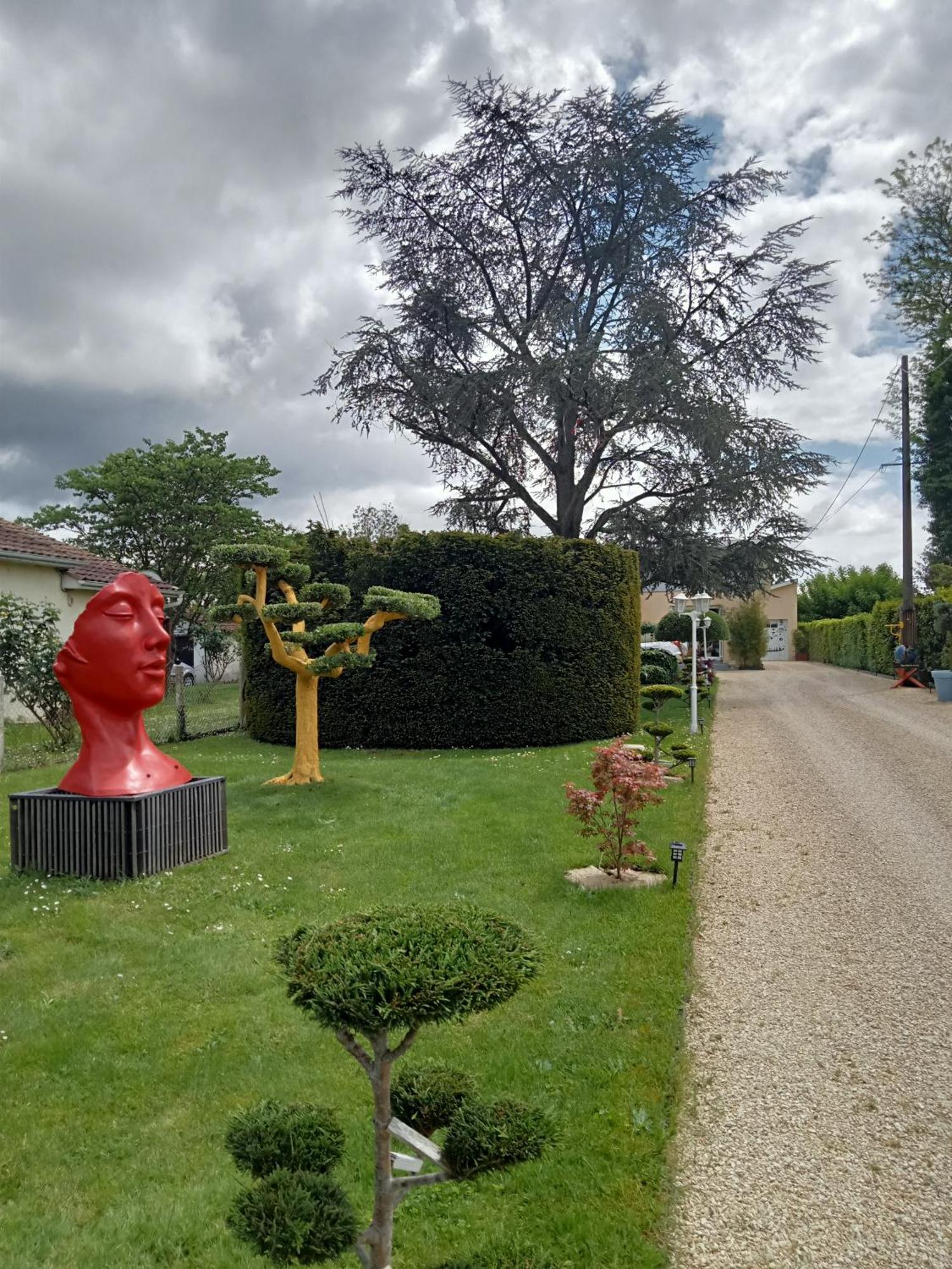 une pause quelque part au jardin des érables et des niwakis Saint-Medard-de-Guizieres Esterno foto