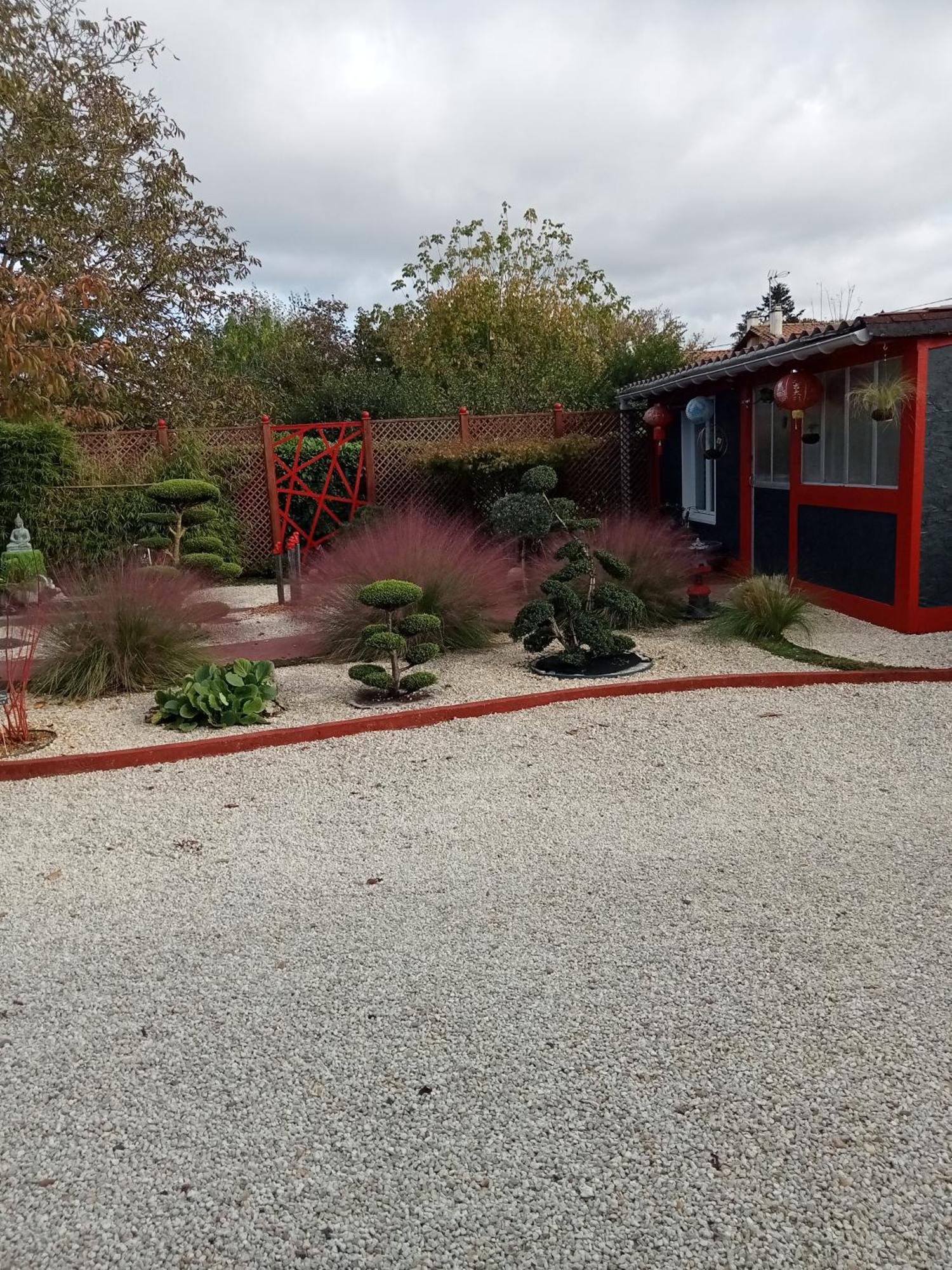 une pause quelque part au jardin des érables et des niwakis Saint-Medard-de-Guizieres Esterno foto